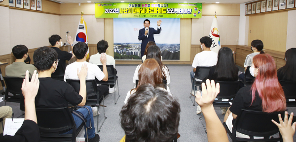 이완섭 서산시장이 1일 시청 상황실에서 대학생 아르바이트생들을 격려하고 응원하는 모습