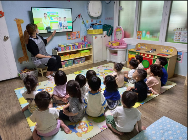 경성햇살어린이집에서 유튜브 시청을 통해 올바른 손 씻기 교육을 진행 중 모습