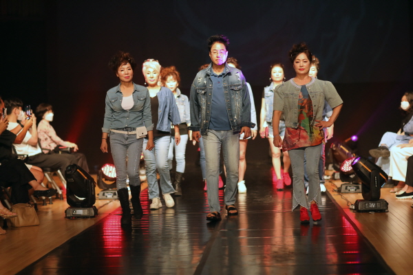 대전대 평생교육원, 시니어모델 패션쇼 현장사진