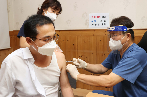 박희조 동구청장, 코로나19 백신 4차 접종 모습