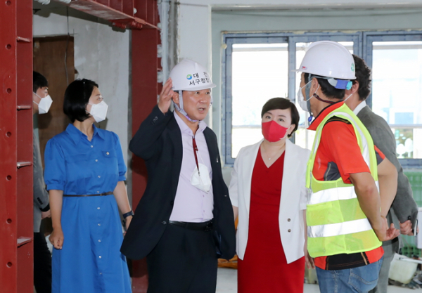 서철모 서구청장이 지난 27일 용문동 옛 청사를 방문해 주민복합공유공간 증축 공사 현장을  점검하고 있다.