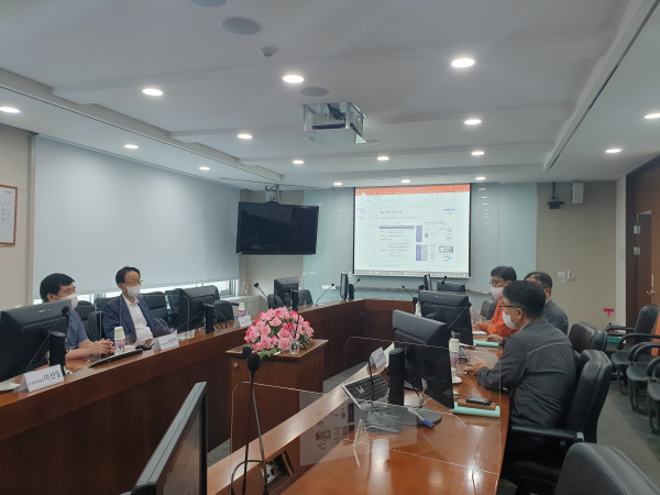 김인수 경제환경국장이 지난달 29일 기업을 방문하여 소통의 시간을 갖는 모습