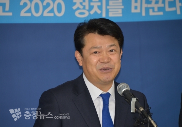 총선 출마에 대한 기자회견을 하는 복기왕 전 靑 정무비서관