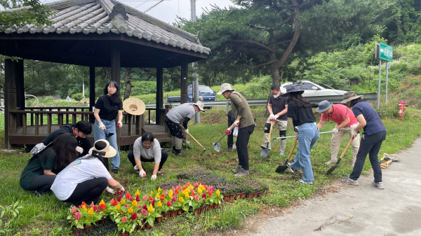 사회적 책임 경영(ESG) 활동의 일환으로 행복마을 정원 만들기모습
