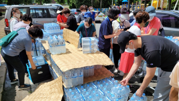 서구 만년동, 월평동 일대 독거노인을 대상으로 가구당 2리터 생수 6병씩 3888병을 총 648가정에 전달했다.