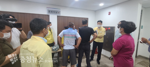 태안군에 해상풍력 유치를 반대하는 어민들이 군청 중회의실 입구에서 농성을 하고있다.