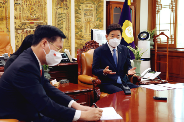 김진표 국회의장은 2일 의장집무실에서 보 반 트엉 베트남 중앙당 상임서리를 만났다.