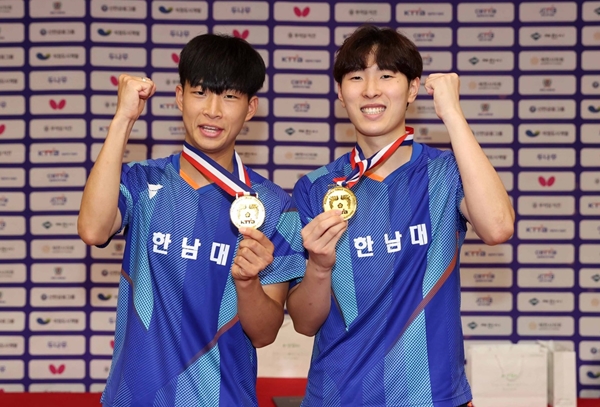 (왼쪽부터) 전국시도탁구대회에서 남자복식 우승을 차지한 한남대 김은수, 김홍빈 선수