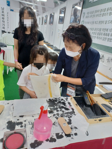 해양머드박람회장에 마련된 남포벼루특별전시