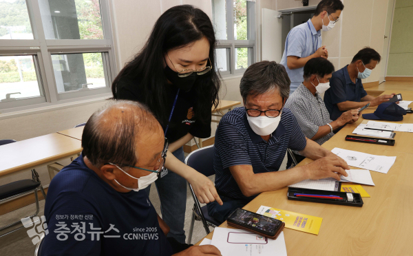 구 직원들이 직접 동 어르신에게 찾아가 스마트폰 사용법 안내