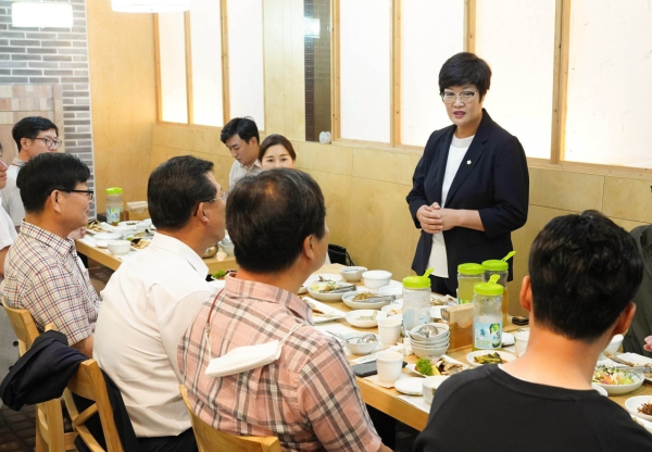 간담회를 진행하고 있는 김희영 의장