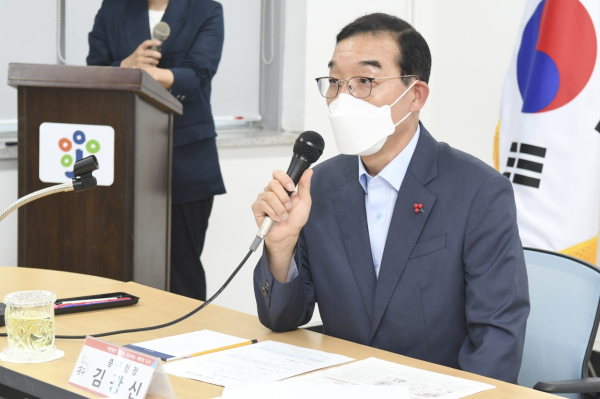 김광신 중구청장은 지난 5일 산성동행정복지센터을 방문해 민선8기 구정방향에 대해 설명하고, 주민의 의견 수렴 모습