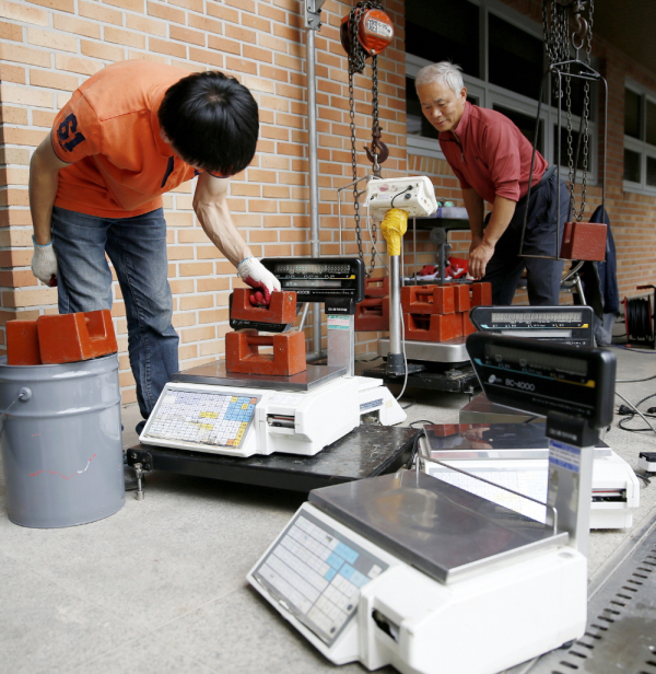 계량기 정기점검 모습.