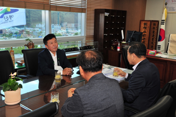 최재구 예산군수와 원성수 공주대 총장 대화 모습