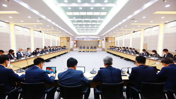 8일 서산시청 대회의실에서 확대간부회의가 진행되는 모습,