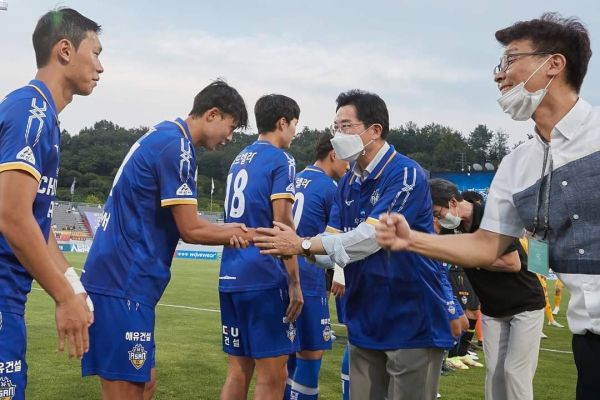 충남아산FC 선수들을 격려하는 박경귀 아산시장/사진=박경귀 시장 SNS
