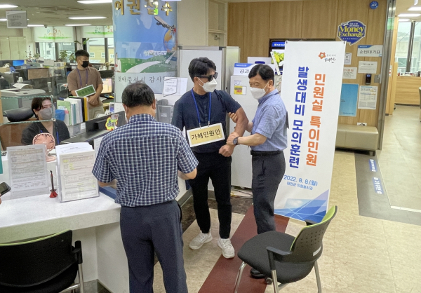 지난 8일 군청 민원봉사과에서 실시된 ‘특이민원 발생상황 대비 모의훈련’ 모습.