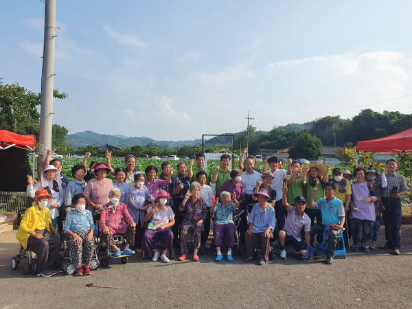 수당2리 마을축제 참여자 기념사진
