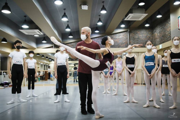 사진은 올리비에 루시아 모나코 왕립발레학교 수석교사(가운데)가 장학생을 지도를 하고 있는 모습