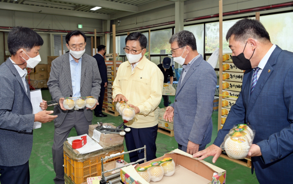 ‘22년산 나주배 미국 초도수출 선적식 현장사진2 * 한국농수산식품유통공사 김춘진 사장(우측 3번째), 신정훈 국회의원(우측 2번째), 나주배원예농협 산지유통센터 이동희 조합장(우측 1번째), 윤병태 나주시장(좌측 2번째)