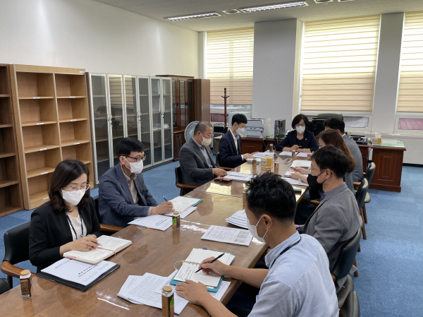 대전시의회 교육위원회 위원들과 담당자들의 공무모임 모습.
