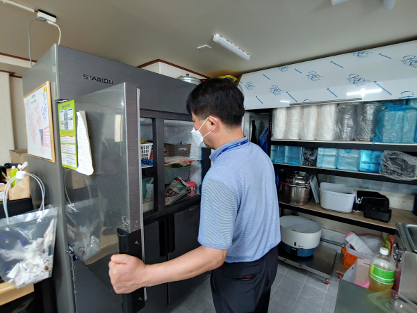 하절기 다중이용시설 내 식품취급업소에 대한 도.시군 합동 위생점검 모습