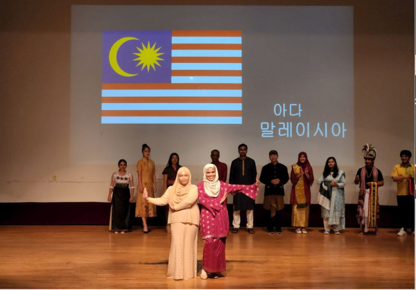 2022 배재대학교 한국어교육원 외국인 한국어연수과정 수료식 2부 글로벌패션쇼 행사에서 말레이시아 외국인들이 전통의상을 뽐내고 있다