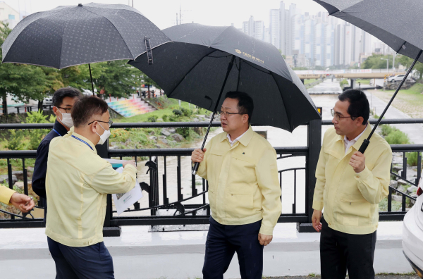 이장우 대전시장과 박희조 동구청장이 대동천 하상주차장 긴급 현장 점검 모습