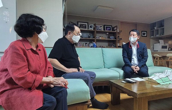 서철모 서구청장, 광복절 맞아 애국지사 유족 위문 모습