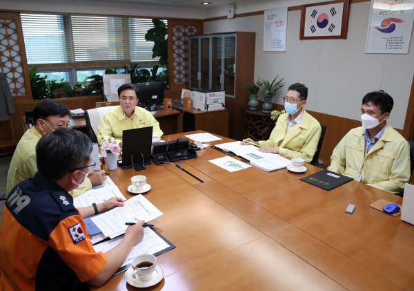 김태흠 충남도지사는 10일 도청 집무실에서 재난안전실과 소방본부 등 재난안전 관련 실국장에게 집중호우 대비 상황을 보고받고, 대응책을 논의했다.