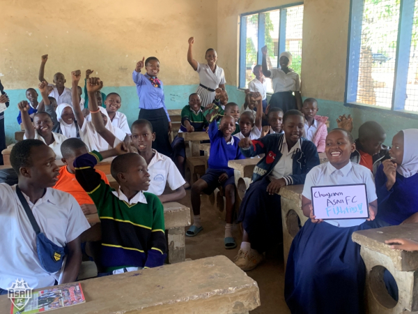 충남아산FC, 탄자니아 유소년들에게 축구용품 전달