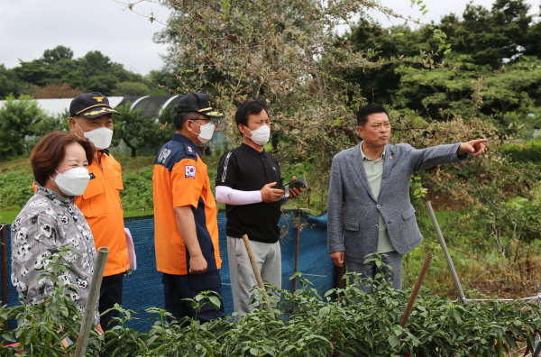 김연상 충남소방본부장(사진 왼쪽에서 3번째)과 이완식충남도의회 의원(사진 오른쪽에서 첫 번째)가 10일 당진시 신평면을 찾아 마을 주민들의 의견을 청취하고 있다.