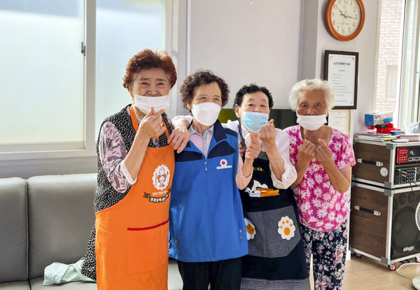 동문81통 경로당 도우미 사업단 어르신들이 미소를 짓고 있음