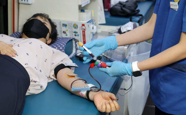 교직원 단체헌혈로 이웃사랑 실천 모습