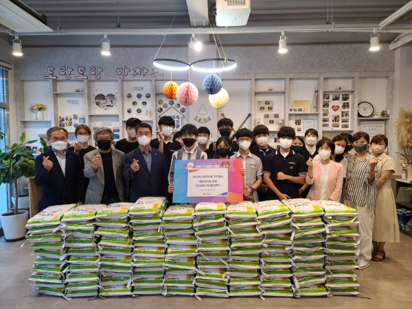 대전나라사랑과학사랑 봉사동아리, 회원들이 모금한 성금으로 대덕구 보훈가족에 백미 지원식 모습