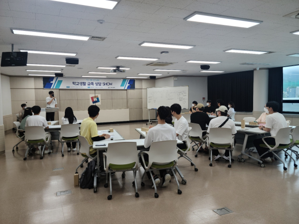 지난 10일 ‘학교생활 금쪽 상담 SHOW’ 세미나를 개최하고 CTL 학습 서포터즈 학생이 발표를 하고 있다.