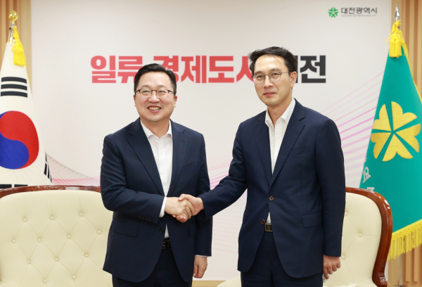 (왼쪽부터) 이장우 대전시장, 문성요 국토교통부 국토도시실장.