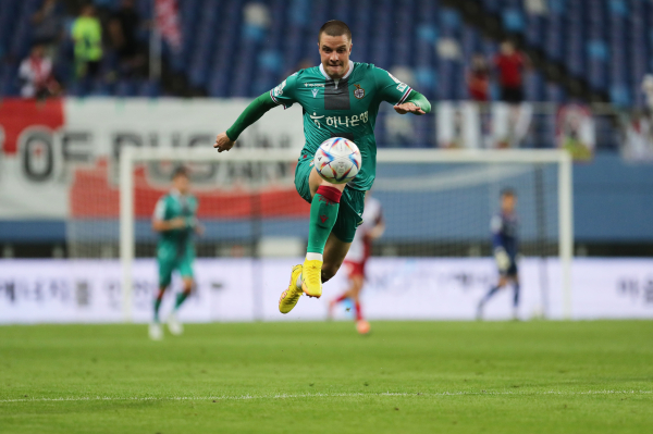 부산전에서 카이저 선수 경기 모습