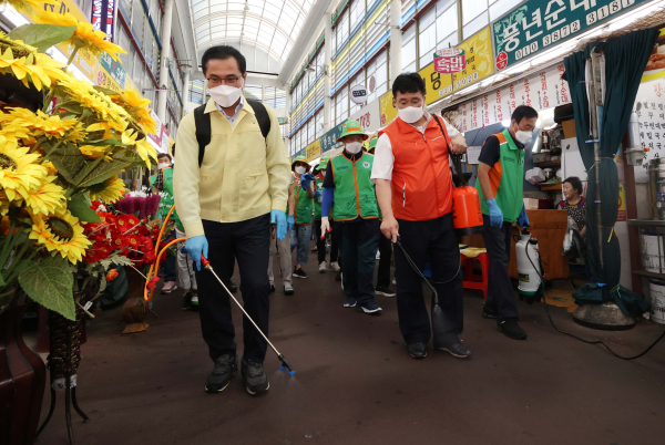 박희조 동구청장이 동구 지역자율방재단과 함께 중앙시장에서 방역활동을 펼치고 있다.