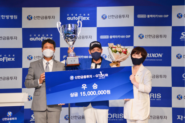 ‘2022 신한금융투자 GTOUR MEN'S회 5차 결선’ 시상식에서 (왼쪽부터)골프존 박강수 대표, 우승자 이성훈, 신한금융투자 김수영 본부장이 기념 촬영 모습