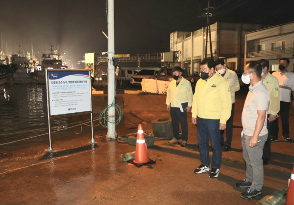 지난 14일 새벽 백중사리 현장점검(안흥외항) 에 나선 가세로 군수.