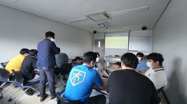 해외취업전용강의실에서 원어민 스피킹 어학교육을 받는 해외취업연수생들