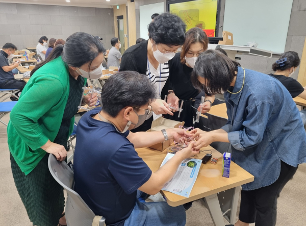 문화콘텐츠대학 강의실에서 진로진학상담교사들이 무드등 텐센그리티(Tesnsegrity) 체험을 하고 있다