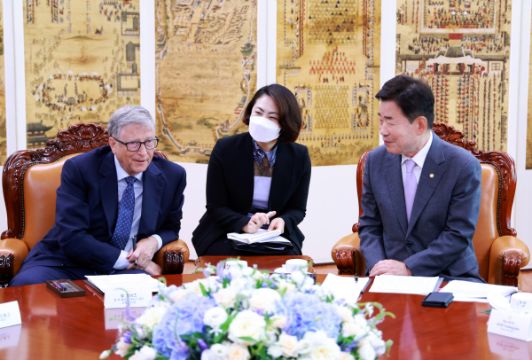 16일 김진표 국회의장과 빌 게이츠 빌 앤 멜린다 게이츠 재단 공동이사장이 환담을 나누고 있다.