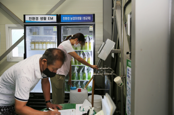 유용미생물 생산해 무상 공급 모습