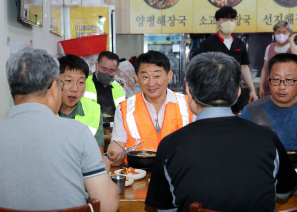 지난달 1일 서철모 서구청장이 취임 첫날 새벽 거리청소 후 환경관리원들과 아침식사를 함께 하는 모습