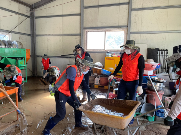 18일 충남 부여군 은산면 나령리 마을을 찾아 집중호우로 피해를 입은 농가에 수해 복구지원 일손돕기 진행 모습