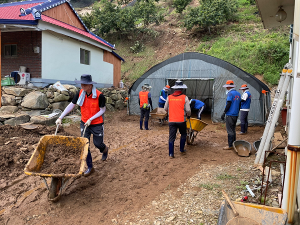 18일 충남 부여군 은산면 나령리 마을에서 수해 복구지원 일손돕기 진행 모습