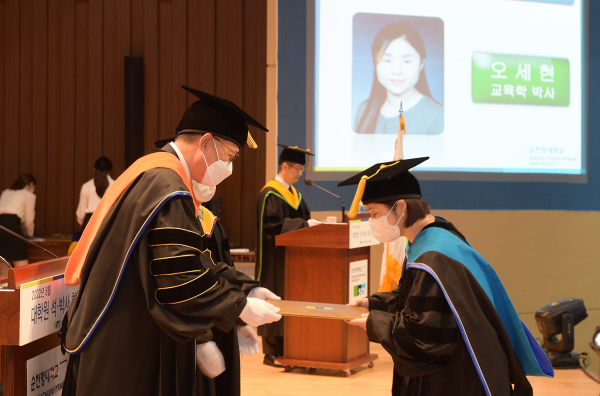 김승우 총장이 오세현 박사에게 학위증을 수여하고 있다.