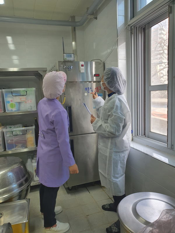 작년 학교 급식소 점검 장면/아산시 제공